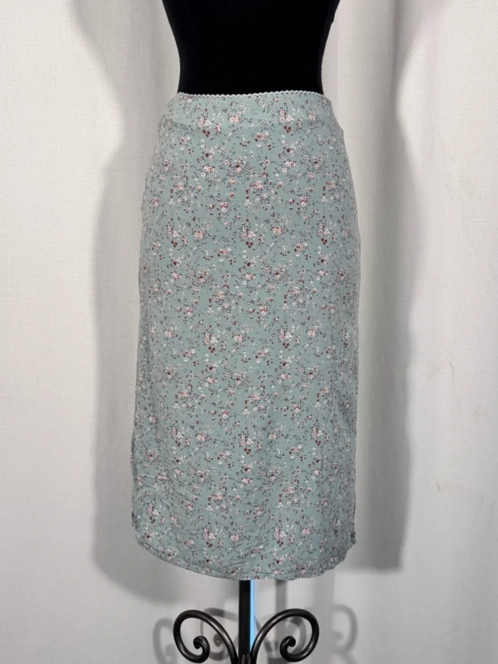Mint Green Floral Midi Skirt with Slim Silhouette